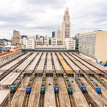 Pátio ferroviário da SuperVia com trens estacionados
